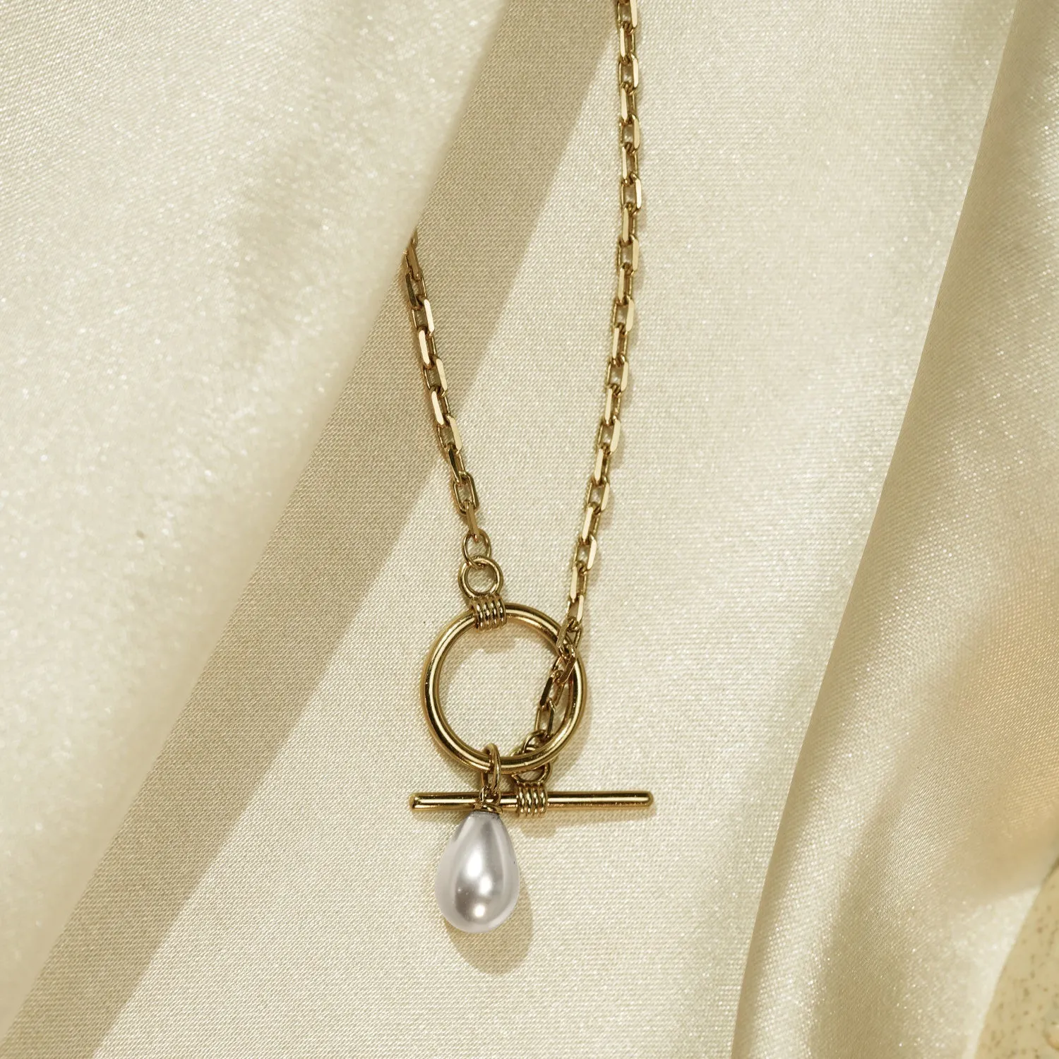 Drop Pearl Pendant Necklace